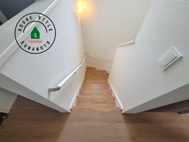 熊本市南区御幸木部3丁目第3-2棟（1号棟）　の内装|階段からも明るい光が入ります。採光や通風も階段の重要な役割です。