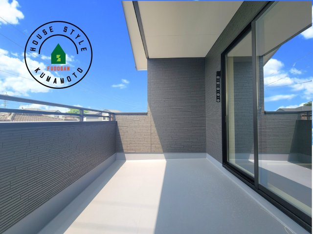 熊本市南区御幸木部3丁目第3-2棟（1号棟）　のバルコニー|風をしっかりと感じられるバルコニーでは、毎日が洗濯日和です。広々としているので洗濯も楽しくなるでしょうし、気分転換にバルコニーからの眺めを楽しむのもいいでしょう。