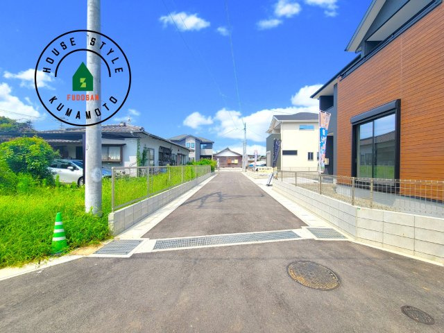 熊本市南区御幸木部3丁目第3-2棟（1号棟）　の前面道路含む現地写真|前面道路は閑静な住宅地をはしる車通りの少ない道路。お車の出し入れが苦手なママや小さなお子様にも安心ですね。しっかり舗装もされているので、ベビーカーや自転車で通っても快適に通行できます。