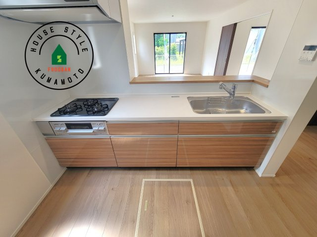 熊本市南区御幸木部3丁目第3-2棟（1号棟）　のキッチン|ご家族を近くに感じられる対面キッチンのLDK。会話もはずみそうですね。