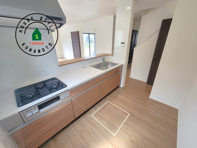 熊本市南区御幸木部3丁目第3-2棟（1号棟）　のキッチン|ダイニングテーブルへの配膳がラクラク、お料理はかどるカウンター付きシステムキッチン！