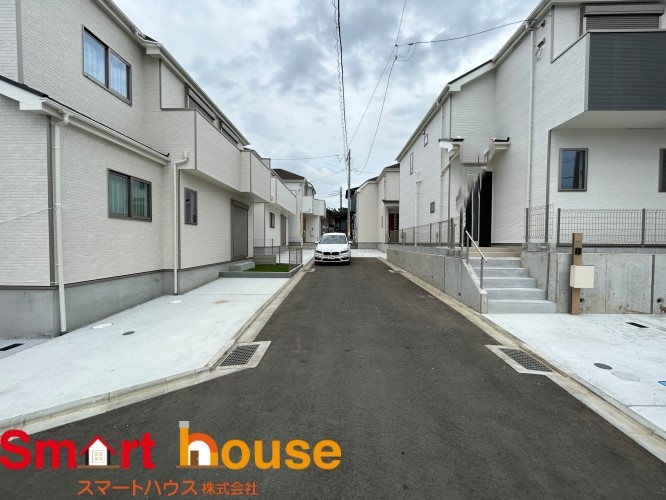 相模原市南区下溝　新築７棟の前面道路含む現地写真|お住まいの前面道路が広いと駐車が楽になり、陽当たりも遮られないので明るく居心地の良いお家になります♪