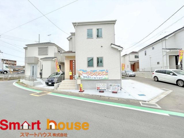 相模原市南区下溝　新築７棟の外観|C号棟
外壁が周囲の街並みと青空に生えるお洒落な仕上がり！周囲には高い建物のないエリア。青い空が大きく感じますね。