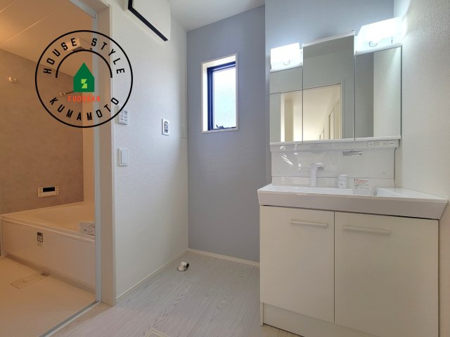 熊本市南区御幸木部3丁目第3-2棟（4号棟）　の脱衣所|ゆとりの洗面スペースで朝の身支度もスムーズに。暮らしを快適に変えるシャワー付洗面台です！