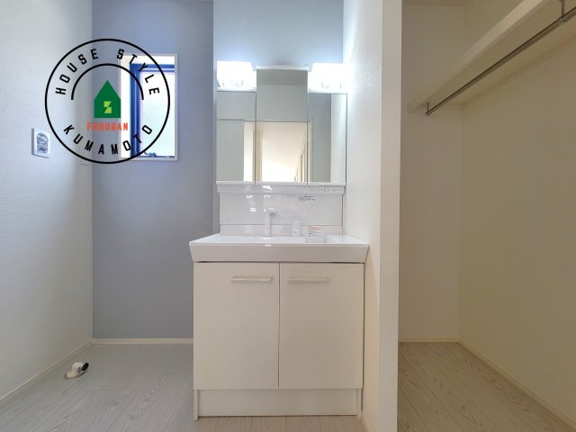 熊本市南区御幸木部3丁目第3-2棟（4号棟）　の独立洗面台|毎日使うものだから清潔な空間を保ちたい水回り。洗面にはそんな願いを解消させてくれる収納アイデアが満載です。三面鏡の裏側にはキャビネットが現れ小物から背の高い物まで収納できます。