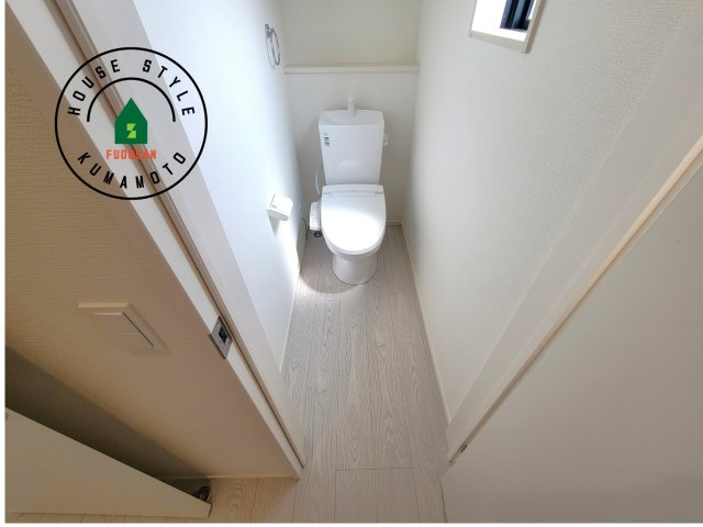 熊本市南区御幸木部3丁目第3-2棟（4号棟）　のトイレ|温水洗浄便座を完備しております。2ヶ所にトイレがあるのは朝の慌ただしい時間も安心です。