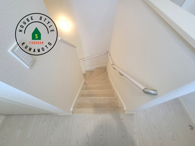 熊本市南区御幸木部3丁目第3-2棟（4号棟）　の内装|階段からも明るい光が入ります。採光や通風も階段の重要な役割です。