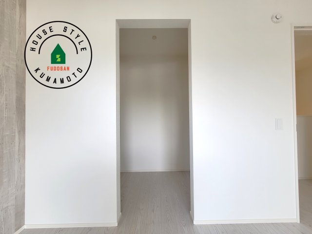 熊本市南区御幸木部3丁目第3-2棟（4号棟）　の収納|洋服や大きな荷物が多い方や人数の多いご家族などは、一般的なクローゼットよりもウォークインクローゼットのほうが使い勝手が良いです。