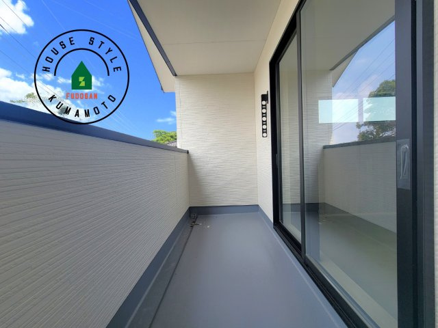 熊本市南区御幸木部3丁目第3-2棟（4号棟）　のバルコニー|風をしっかりと感じられるバルコニーでは、毎日が洗濯日和です。広々としているので洗濯も楽しくなるでしょうし、気分転換にバルコニーからの眺めを楽しむのもいいでしょう。