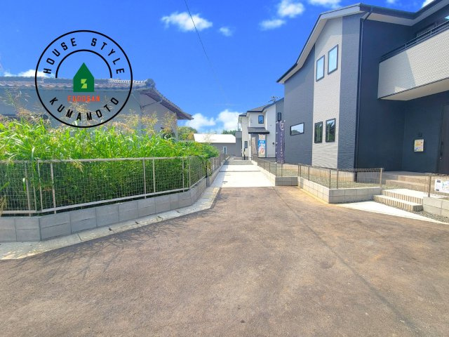 熊本市南区御幸木部3丁目第3-2棟（4号棟）　の前面道路含む現地写真|前面道路は閑静な住宅地をはしる車通りの少ない道路。お車の出し入れが苦手なママや小さなお子様にも安心ですね。しっかり舗装もされているので、ベビーカーや自転車で通っても快適に通行できます。