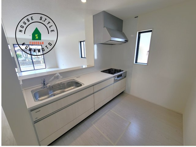 熊本市南区御幸木部3丁目第3-2棟（4号棟）　のキッチン|ダイニングテーブルへの配膳がラクラク、お料理はかどるカウンター付きシステムキッチン！