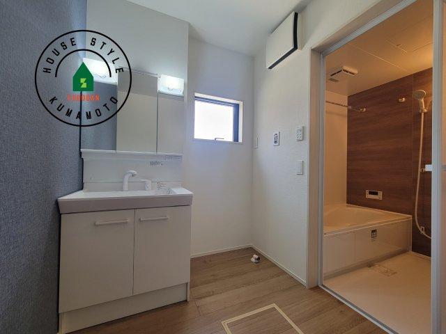 熊本市南区御幸木部3丁目第2-2棟（3号棟）　の脱衣所|ゆとりの洗面スペースで朝の身支度もスムーズに。暮らしを快適に変えるシャワー付洗面台です！