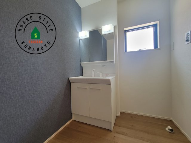 熊本市南区御幸木部3丁目第2-2棟（3号棟）　の独立洗面台|毎日使うものだから清潔な空間を保ちたい水回り。洗面にはそんな願いを解消させてくれる収納アイデアが満載です。三面鏡の裏側にはキャビネットが現れ小物から背の高い物まで収納できます。