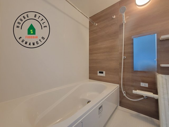 熊本市南区御幸木部3丁目第2-2棟（3号棟）　の浴室|ウ窓もあるので換気も安心ですね。同社仕様。1日の疲れを癒してくれる広々バスルーム。雨の日のお洗濯にも大活躍な浴室乾燥機付です！