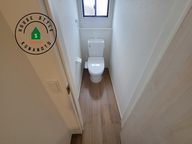 熊本市南区御幸木部3丁目第2-2棟（3号棟）　のトイレ|温水洗浄便座を完備しております。2ヶ所にトイレがあるのは朝の慌ただしい時間も安心です。
