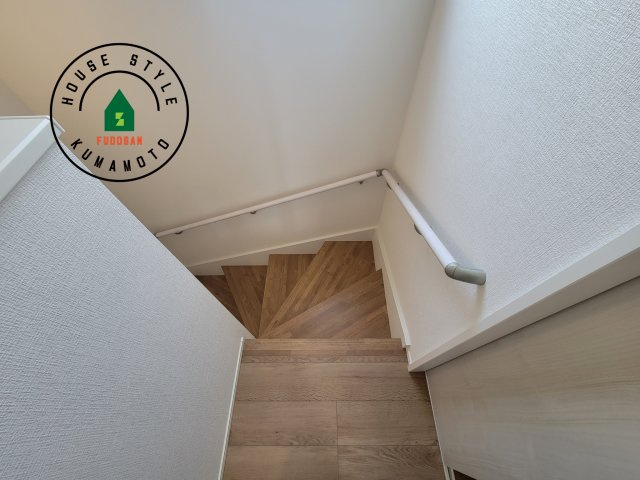 熊本市南区御幸木部3丁目第2-2棟（3号棟）　の内装|階段からも明るい光が入ります。採光や通風も階段の重要な役割です。