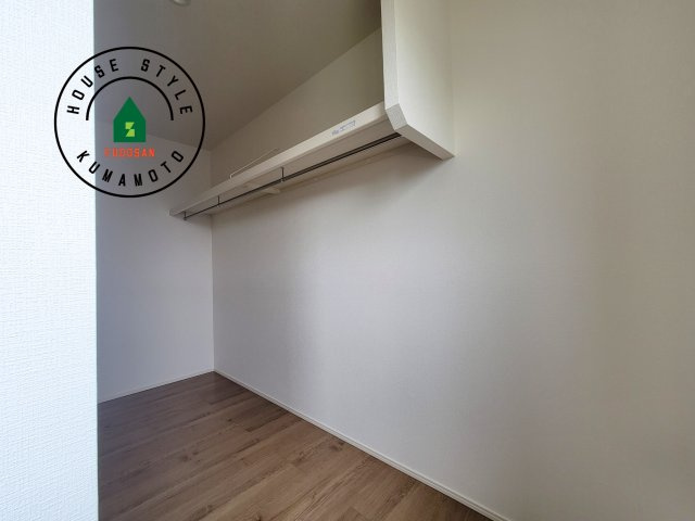 熊本市南区御幸木部3丁目第2-2棟（3号棟）　の収納|洋服や大きな荷物が多い方や人数の多いご家族などは、一般的なクローゼットよりもウォークインクローゼットのほうが使い勝手が良いです。