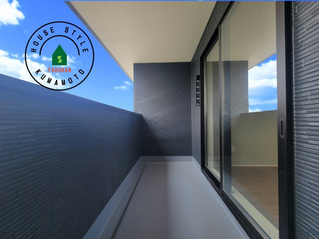 熊本市南区御幸木部3丁目第2-2棟（3号棟）　のバルコニー|風をしっかりと感じられるバルコニーでは、毎日が洗濯日和です。広々としているので洗濯も楽しくなるでしょうし、気分転換にバルコニーからの眺めを楽しむのもいいでしょう。