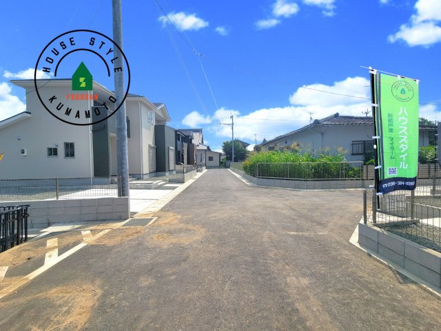 熊本市南区御幸木部3丁目第2-2棟（3号棟）　の前面道路含む現地写真|前面道路は閑静な住宅地をはしる車通りの少ない道路。お車の出し入れが苦手なママや小さなお子様にも安心ですね。しっかり舗装もされているので、ベビーカーや自転車で通っても快適に通行できます。