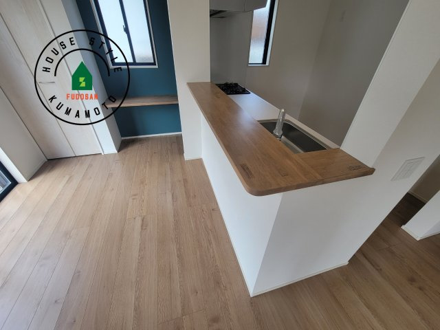 熊本市南区御幸木部3丁目第2-2棟（3号棟）　のダイニング|キッチンから立ち込める香りが今日の料理を期待させます。