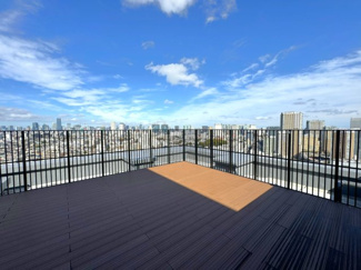 【展望】 | 都心部の景色を一望でき、天気によっては富士山ビューの屋上展望デッキ