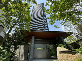 【外観】 | 都心部ながら豊かな緑を湛えたアプローチ