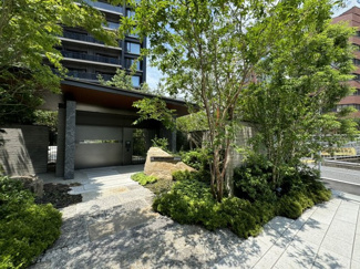 【エントランス】 | 緑豊かな植栽が映えるアプローチ