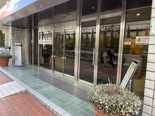 三田ナショナルコートのエントランス