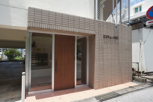 エステュード泉崎のエントランス