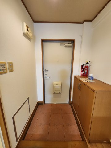 エステュード泉崎の玄関