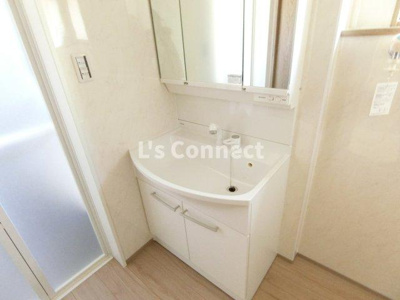 【洗面所】 | 大代貸家Ｄ | 朝の支度もスムーズな独立洗面台。