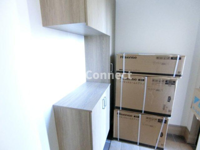 【玄関】 | 大代貸家Ｄ | 背の高い下駄箱で靴も収納できます。