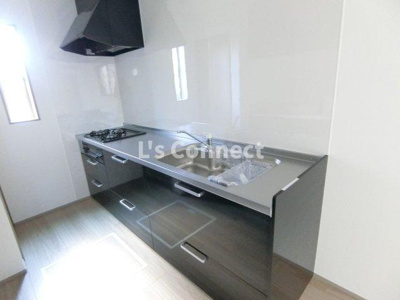 【キッチン】 | 大代貸家Ｄ | ３口ガスコンロのシステムキッチン。