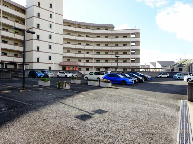 エスポアール岩根の駐車場