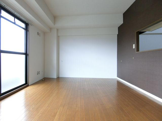 エスポアール岩根の居間・リビング|同物件別部屋イメージ写真