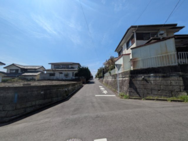 旧分譲地　北西角地　建築条件なしの前面道路含む現地写真|前面道路