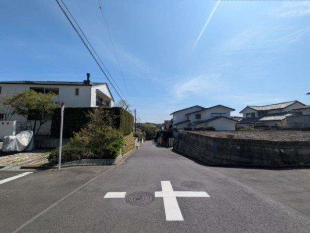 旧分譲地　北西角地　建築条件なしの前面道路含む現地写真|前面道路