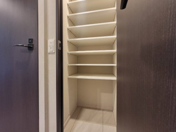 【収納】 | 【シューズインクローゼット】玄関に併設！棚は可動式ですので、好きな高さに調節してお使いください！