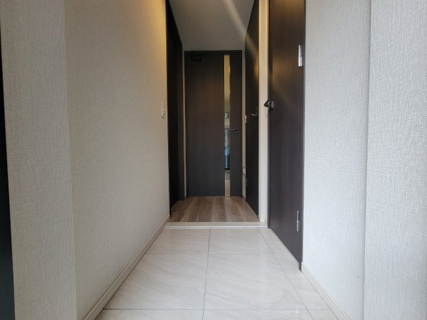 【玄関】 | 【玄関】シューズインクローゼット付きのすっきりとした玄関！タイル貼りの床などグレード感あふれる仕様！