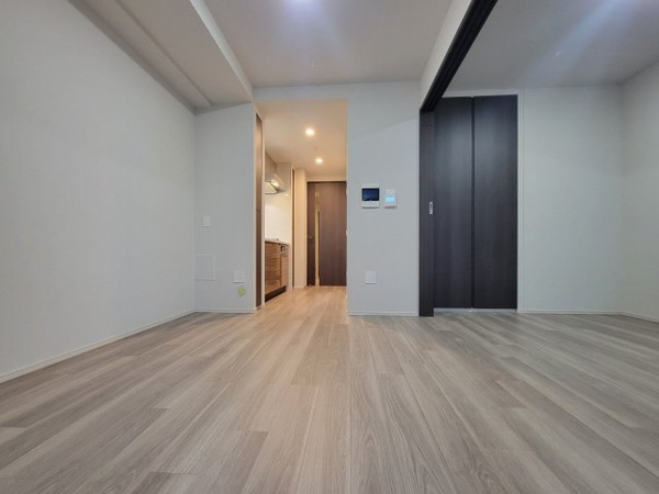 【居間・リビング】 | 【ダイニング・キッチン・洋室】洋室の引き戸を開放すれば、合わせて約11.4帖の生活空間に！