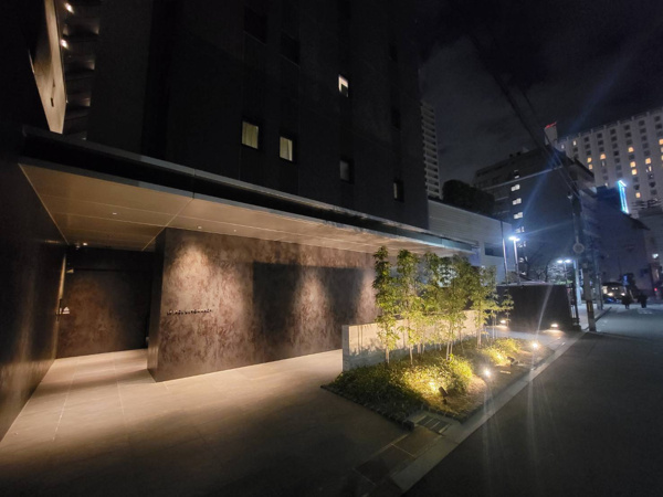 【外観】 | 【外観】巧みなライティングでモードな雰囲気を演出！植栽も夜はライトアップされます！