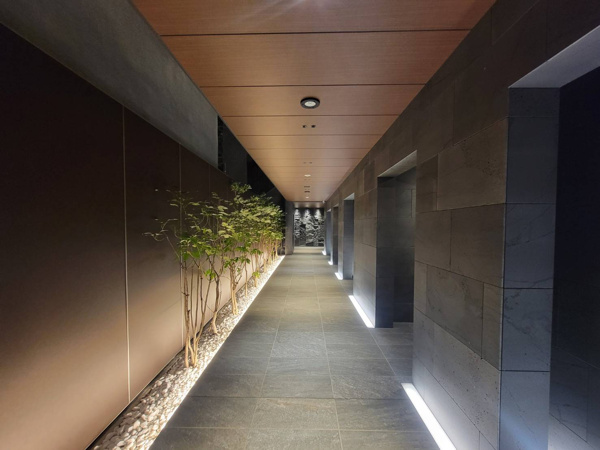 【エントランス】 | 【エントランスアプローチ】自然を感じられる上品なマテリアルで構成されています。