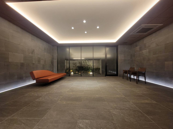 【エントランス】 | 【エントランスホール】美しい折り上げ天井に間接照明、一面のガラスウォール！上品な印象のエントランス！