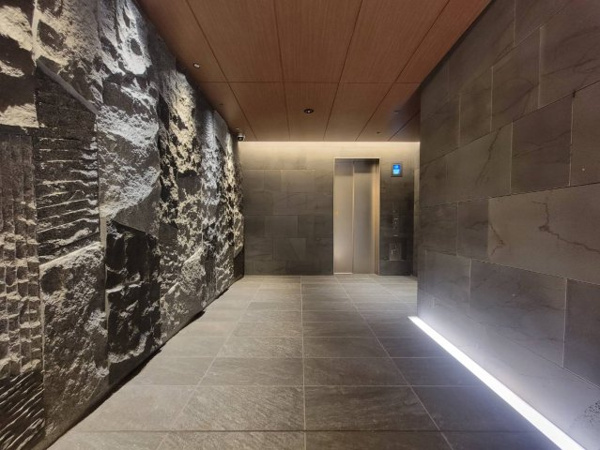 【その他共用部分】 | 【エレベーターホール】石の質感を楽しめる、アーティスティックな空間デザイン！