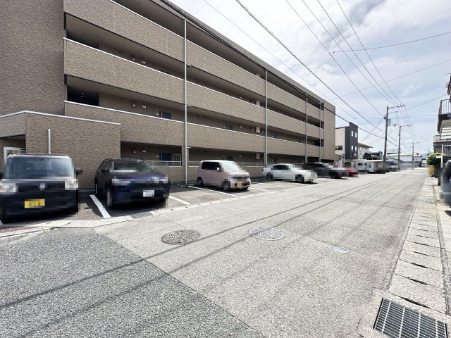 グラシアスの駐車場