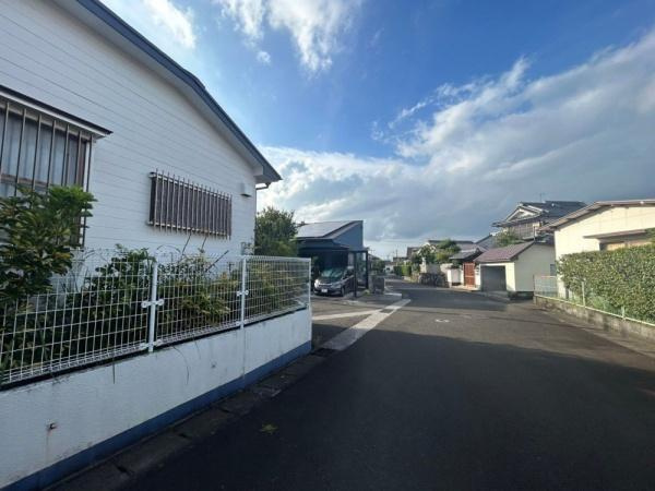 宮崎市月見ヶ丘　中古戸建の前面道路含む現地写真