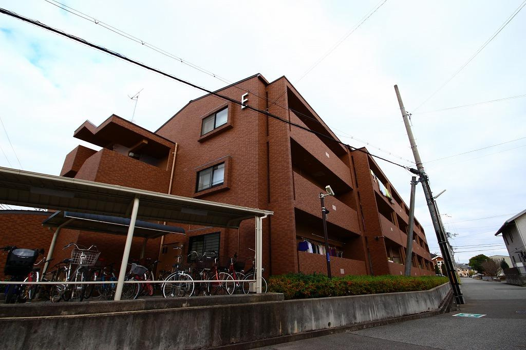 プラザハイツ二ツ屋の外観