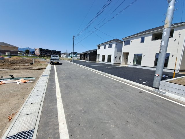 新築　前橋市青柳町第25　クレイドルガーデン　2号棟の前面道路含む現地写真|現地写真　南側接道幅員約6ｍ