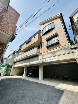 【外観】 | 笹堀B | 住居1階表記は駐車場の上部分なので、1段高くなっています。