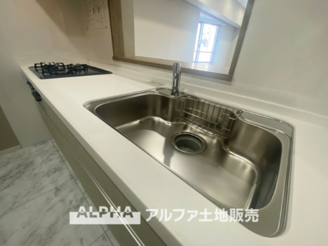 ライオンズマンション高幡不動第二のキッチン|美しく使いやすいキッチンは油汚れが簡単に拭き取れる素材で加工されており、浄水器シャワーから流す水の音を軽減する静かなシンクを採用。見えないところにさり気ない配慮が嬉しい